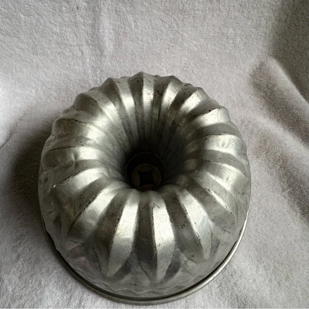 Aluminum Vintage Silver Bundt Baking Pan